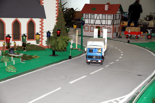 doch die Gefahr naht auf großem Reifen